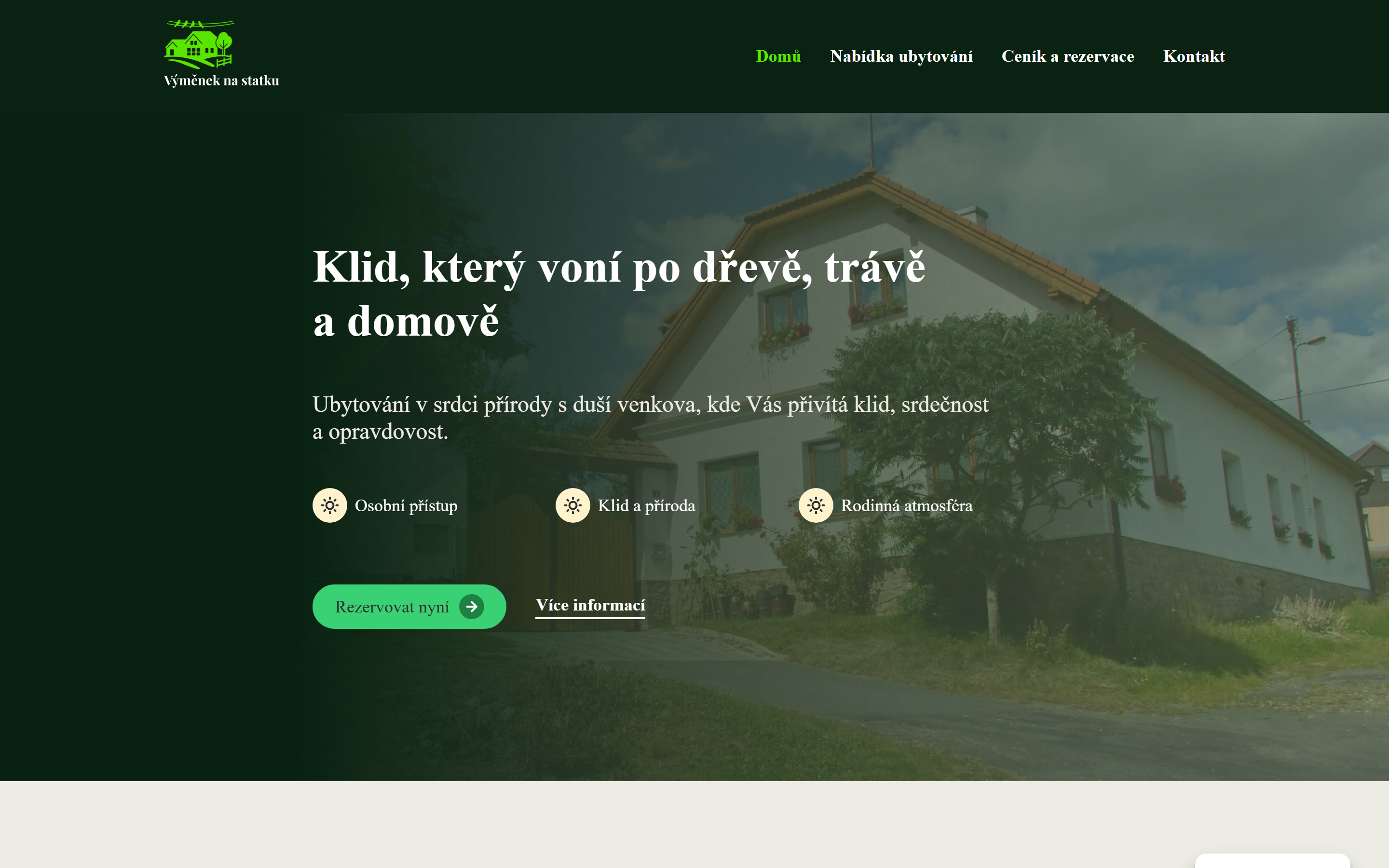 Úvodní obrazovka webu Výměnek na statku — velká fotografie statku, nadpis „Klid, který voní po dřevě, trávě a domově“ a tlačítko Rezervovat nyní.