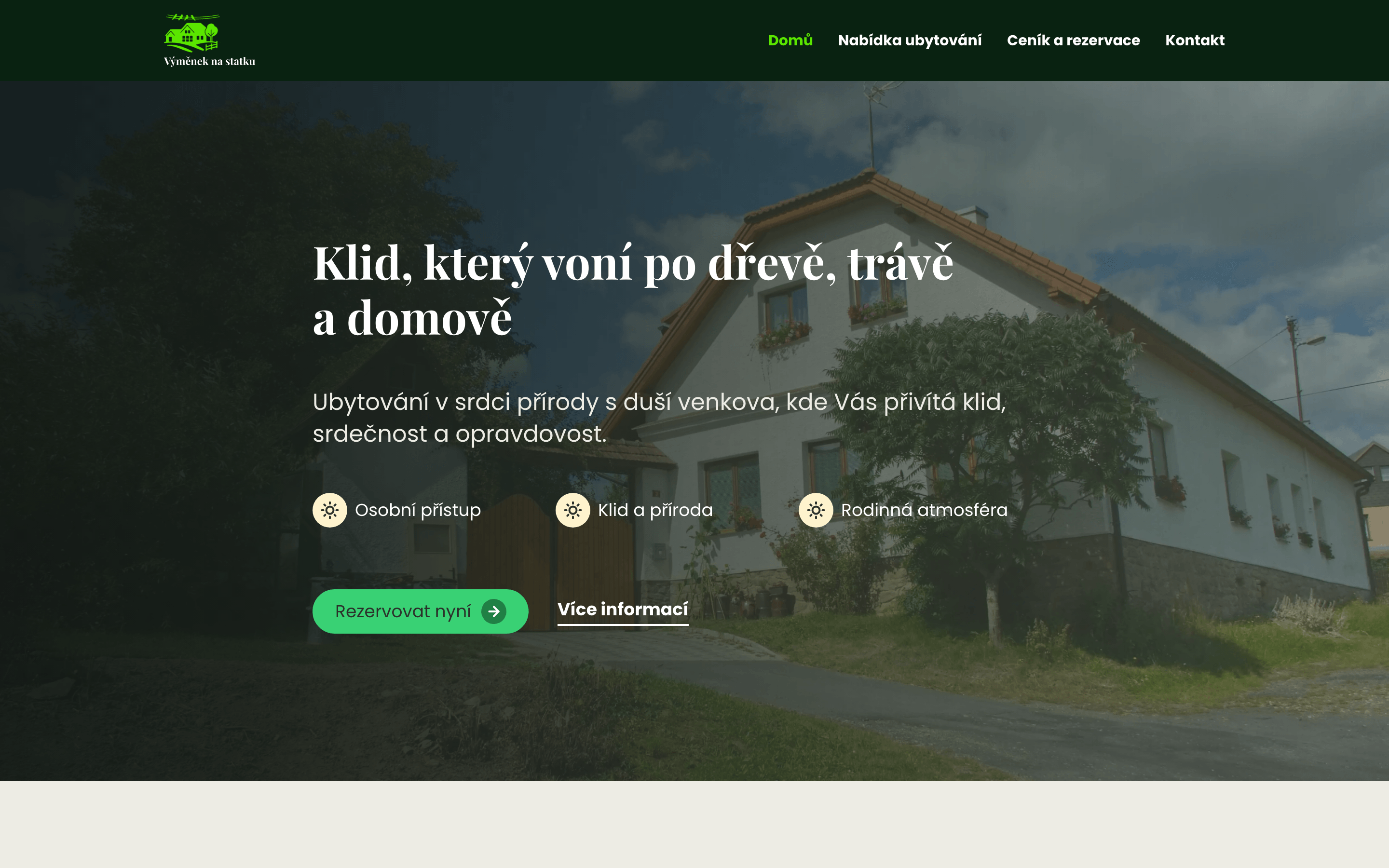 Úvodní obrazovka webu Výměnek na statku — velká fotografie statku, nadpis „Klid, který voní po dřevě, trávě a domově“ a tlačítko Rezervovat nyní.