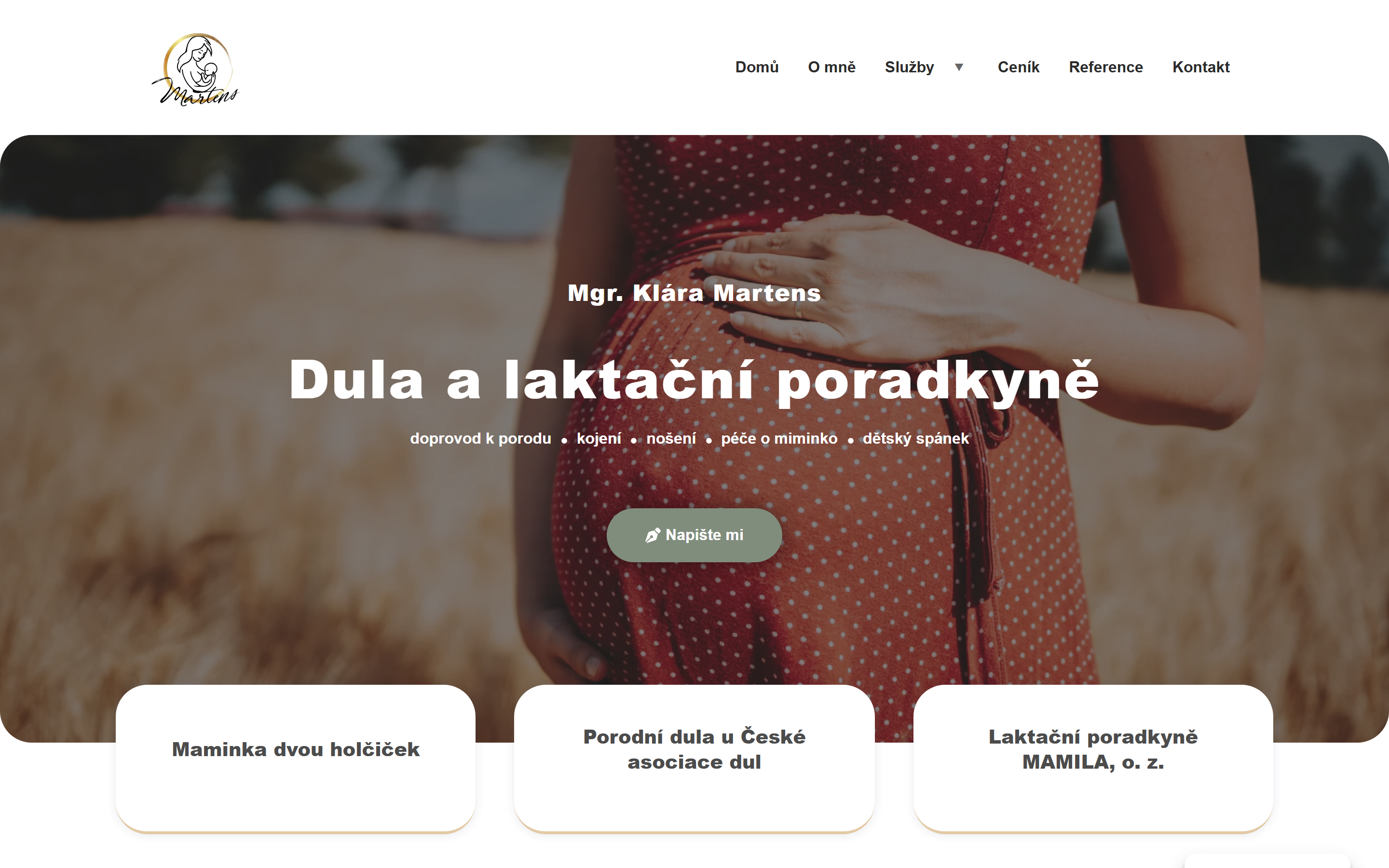Úvodní stránka webu Kláry Martens v tlumených přírodních tónech — nadpis „Dula a laktační poradkyně“, výzva k napsání a tři karty představující Kláru.